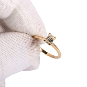 Zlatni prsten s moissanitom